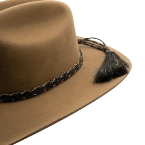 Chapeau de cowboy en feutre de laine marron avec cordon tressé et gland, vue à 45°