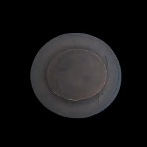 Vue de dessus d'un chapeau de feutre à large bord avec ruban décoratif gris foncé