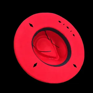 Vista interior del sombrero de lana roja con ala calada y cordón de ajuste interno