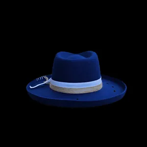 Detalle de sombrero de lana azul marino con cinta blanca, cuerda de cáñamo y adorno de pluma