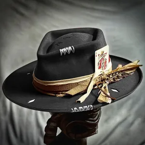 Sombrero de fieltro de lana negro vintage con cinta, detalle de pluma y carta de póker