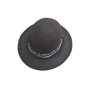 Chapeau fedora classique en laine marron foncé avec ruban et chaîne dorée