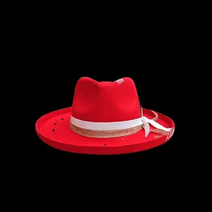 Sombrero fedora de lana roja con cinta blanca y cuerda sobre fondo negro