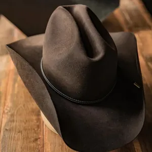 Sombrero vaquero clásico de fieltro marrón oscuro con banda de cuerda negra trenzada