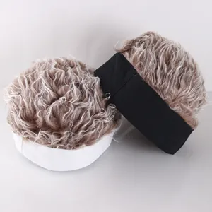 Detail der Hip-Hop Beanie mit unordentlichem Kunsthaar zeigt Nähte und Textur