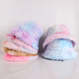 Détail des bobs en peluche tie-dye aux couleurs de l'arc-en-ciel pour la chaleur d'hiver