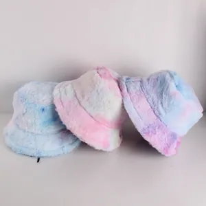 Détail de trois bobs en peluche tie-dye arc-en-ciel aux couleurs douces de macaron