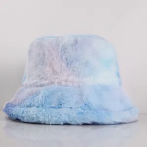 Vue détaillée de la texture en fausse fourrure du chapeau bob dégradé bleu et violet