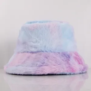 Gros plan du chapeau bob en fausse fourrure tie-dye aux nuances de rose et bleu
