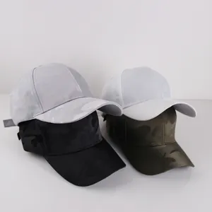 Detailansicht verschiedener Camouflage-Baseballkappen mit Fokus auf Textur und Muster