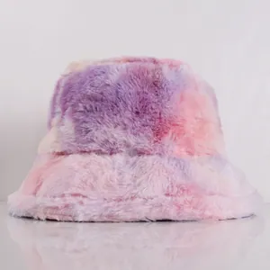 Gros plan détaillé montrant la texture douce en peluche et le dégradé tie-dye rose et violet