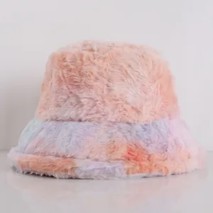 Gros plan sur la texture pelucheuse en fausse fourrure tie-dye d'un chapeau bob d'hiver