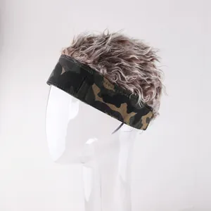 Makro-Seitenansicht eines Camouflage-Stirnbands mit integrierten Kunsthaaren in Grau