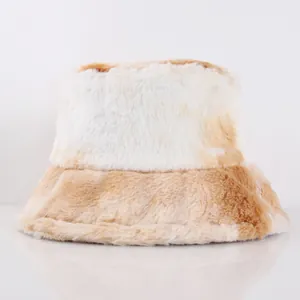 Détail de la texture en fausse fourrure douce et patchwork beige sur le bob en peluche