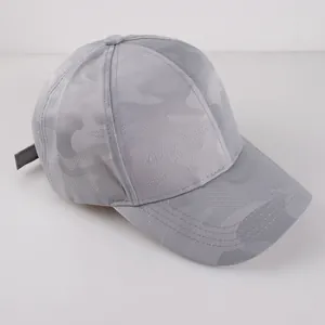 Nahaufnahme der grauen Camouflage-Kappe mit feiner Netzstruktur und Nahtdetails