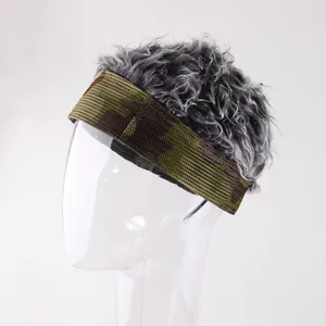 Makroaufnahme von grünem Camouflage-Stirnband mit lockigem silbergrauem Perückenzubehör