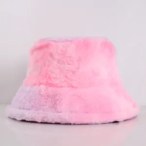 Détail d'un bob en peluche tie-dye rose et violet montrant la texture douce en fausse fourrure