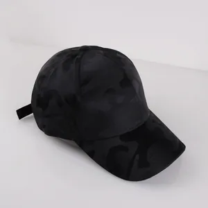 Detailansicht der schwarzen Camouflage-Basecap mit gewebter Textur und verstellbarem Riemen