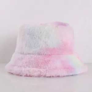 Détail de la texture douce en fausse fourrure tie-dye sur un chapeau bob en peluche