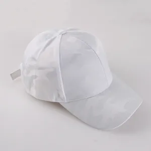 Detail der weißen Baseballkappe mit Camouflage-Textur und verstellbarem Riemen
