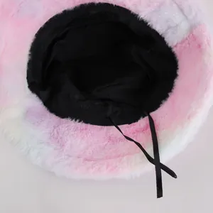 Détail du chapeau bob en peluche tie-dye avec doublure noire et cordon de serrage interne
