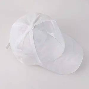 Detailansicht der weißen Camouflage-Netz-Basecap mit Sechs-Panel-Design und Knopf oben