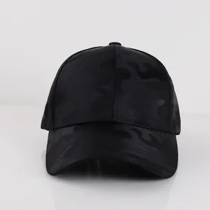 Detailansicht der schwarzen Camouflage-Kappe mit verstärkten Nähten und Outdoor-Gewebe