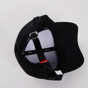 Innendetails der schwarzen Baseballkappe mit Sportband und verstellbarer Metallschnalle
