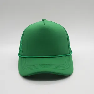 Detalle de gorra trucker verde lima con malla transpirable y cuerda frontal decorativa