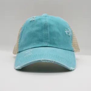 Detail einer Vintage gewaschenen blauen Baumwoll-Baseballkappe mit Distressed-Struktur