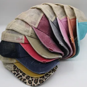 Mehrere Vintage Ponytail Baseball Caps in verschiedenen Farben mit Netzrücken und Used-Look