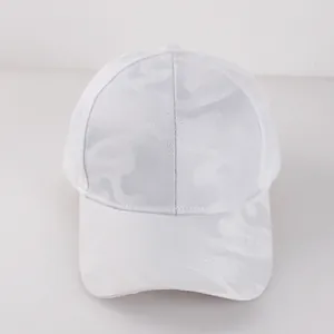 Weiße Unisex-Baseballkappe mit dezentem Tarnmuster und reflektierender Glanzoptik