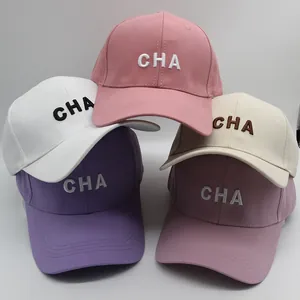 Detalle macro de gorras de béisbol de algodón con bordado CHA en cuatro colores