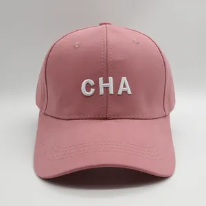 Gorra de béisbol de algodón rosa con bordado CHA blanco en vista frontal de estudio
