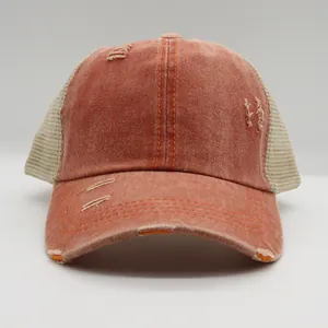 Vintage Trucker Cap in Washed Red mit beigem Mesh-Netz für sommerliche Reisen im Retro-Stil