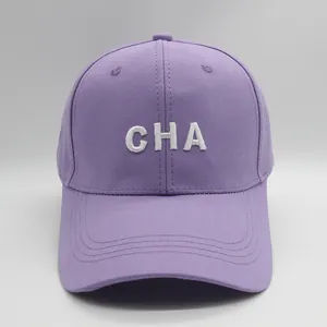 Gorra de béisbol de algodón morado con bordado blanco de CHA y visera curva centrada