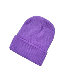 Bonnet en maille violette minimaliste pour enfants et adultes avec revers classique
