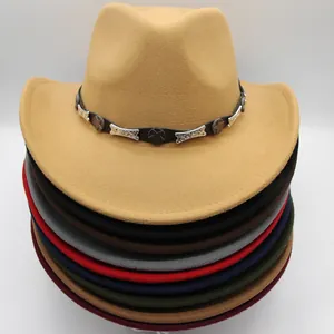 Détail de chapeaux de cowboy en feutre avec bandes en cuir étoilées en diverses couleurs