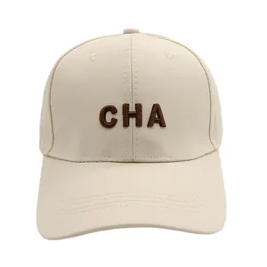 Gorra de béisbol de algodón beige con bordado CHA y visera curva con costuras
