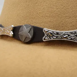 Détail du chapeau en feutre camel avec bande en cuir marron et conchos étoiles argentées