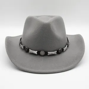 Chapeau de cowboy en feutre gris avec ruban noir décoratif et clous en métal
