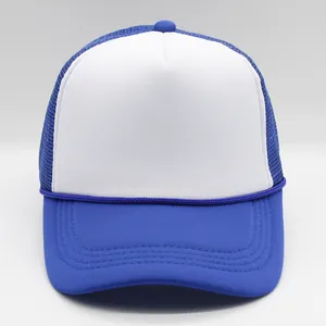 Gorra trucker clásica de malla azul y blanca con panel frontal blanco y cuerda decorativa