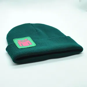 Grüne Killjoy Valorant Strickmütze mit grünem Aufnäher und rosa Logo im Streetstyle