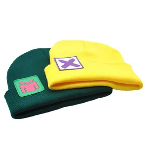 Killjoy Strickmützen in Dunkelgrün und Gelb mit Aufnähern für Damen und Herren im Winter
