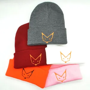 Détail de cinq bonnets en tricot colorés avec broderie de renard en gris et orange
