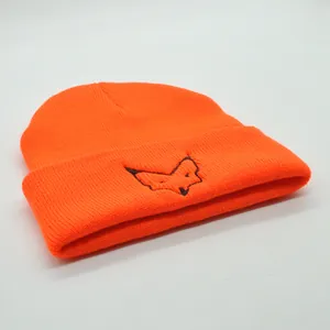 Bonnet en maille orange vif avec motif de renard brodé sur le revers pour l'hiver