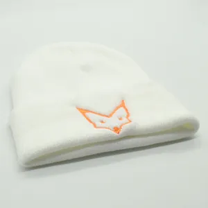 Bonnet en maille blanche d'hiver avec broderie renard orange pour le ski en plein air