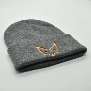 Gros plan du bonnet gris en maille montrant la texture et la broderie de renard