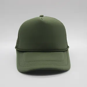 Vista de detalle de gorra trucker verde oscuro con panel de espuma y malla transpirable