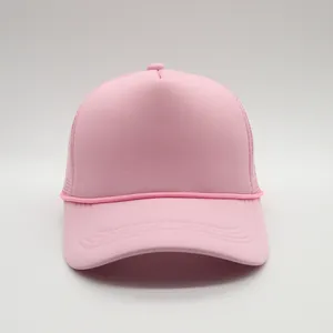 Detalle de gorra trucker rosa con malla transpirable y adorno de cuerda trenzada suave